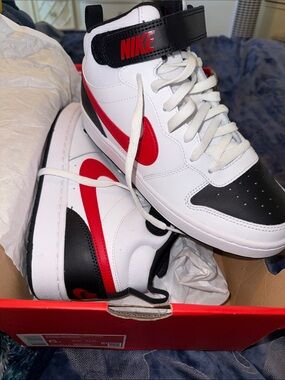 Nike kids 6 Youth Court Borough MID 2 (GS)
